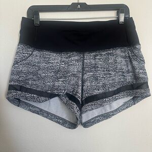 Lululemon Hotty Hot Low-Rise Lined Short 2.5" - Static Mist White Black - Size 8